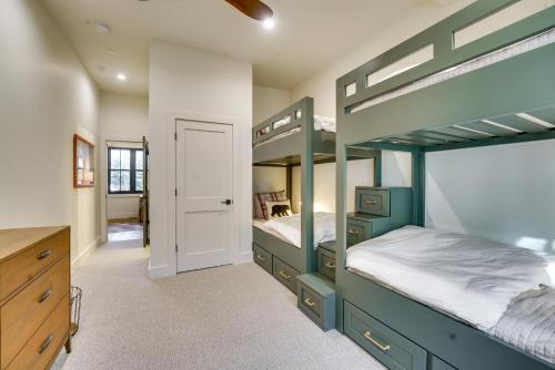 Ein Bett oder Betten in einem Zimmer der Unterkunft Inviting and Renovated Home in Crested Butte!