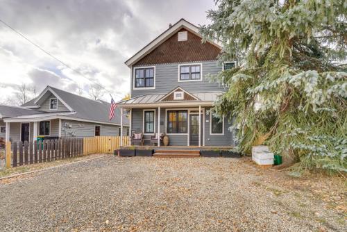 ein graues Haus mit einem Zaun davor in der Unterkunft Inviting and Renovated Home in Crested Butte! in Crested Butte