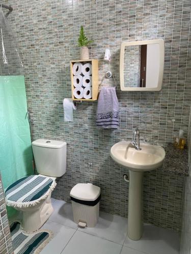 uma casa de banho com um lavatório, um WC e um espelho. em Casa em Piranhas Aconchego em Piranhas