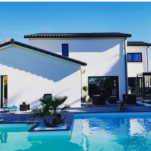 Villa de 5 chambres avec piscine privee jacuzzi et jardin clos a Longages