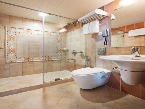 Bathroom sa Grand Residency Hotel & Serviced Apartments