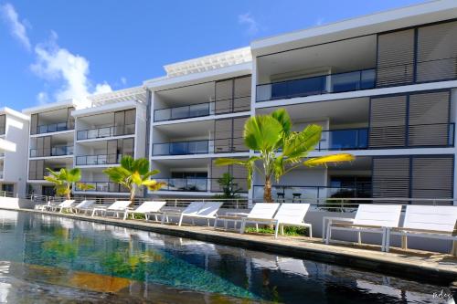 una imagen de un edificio de apartamentos con piscina en Le Domaine de l'Anse Mitan en Les Trois-Îlets