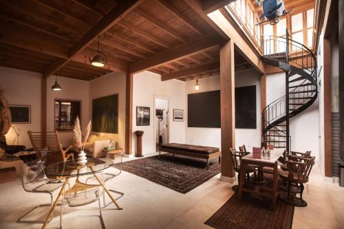 un soggiorno con scala, tavolo e sedie di Villa with Rooftop Terrace in Barranco a Lima