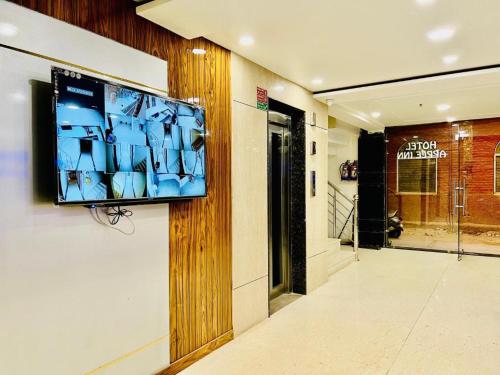 Una televisión o centro de entretenimiento en Hotel Apple Inn & Suites, New Delhi