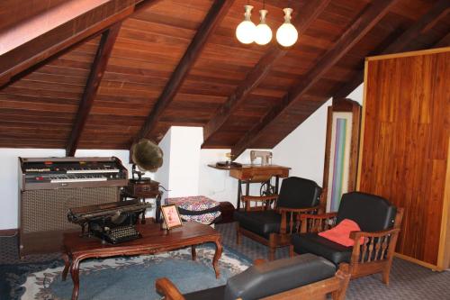 a living room with a piano and a table at Casa de Tulia in Quito