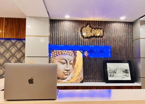 Hotel Apple Inn n Suites, New Delhi في نيودلهي: يوجد جهاز كمبيوتر محمول على رأس مكتب