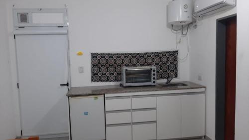 Una cocina o kitchenette en Estudio amoblado con cama individual y baño privado