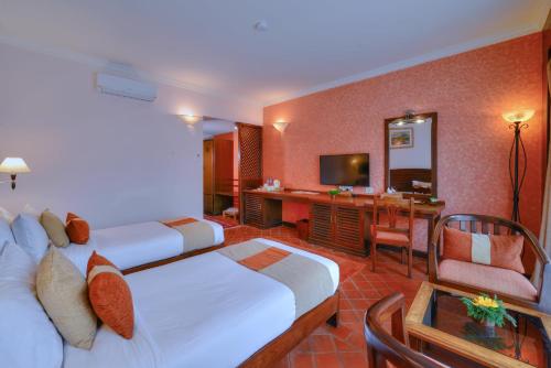 TV a/nebo společenská místnost v ubytování Hotel Barahi Pokhara