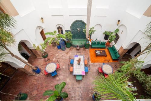 uma vista sobre uma sala de jantar com mesas e cadeiras em Riad Le Jardin de Lea, Suites & Spa em Marraquexe