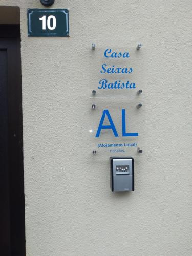 ein Schild an der Seite eines Gebäudes, auf dem steht casa santa sabina in der Unterkunft Casa Seixas Batista in Pinhão