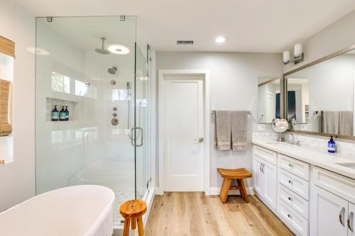 Un baño con ducha, bañera y lavabo. en Stunning Carlsbad Home with Patio and Private Hot Tub!, en Carlsbad