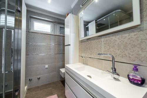 y baño con lavabo y ducha. en Luxury Apartment Violet, en Dubrovnik