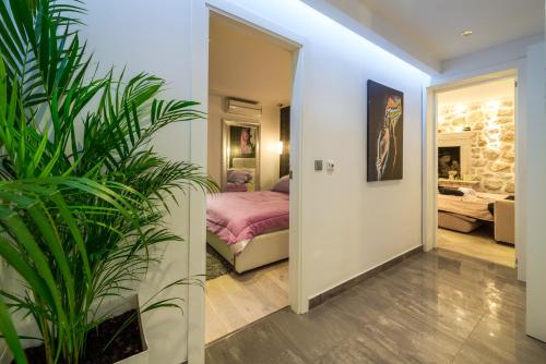 1 dormitorio con 1 cama y una maceta en Luxury Apartment Violet, en Dubrovnik