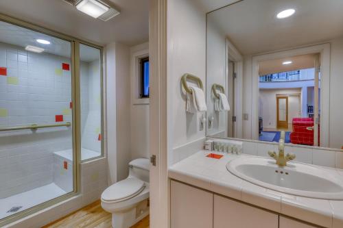 y baño con lavabo, aseo y espejo. en Remarkable Roundhouse Retreat, en Truckee
