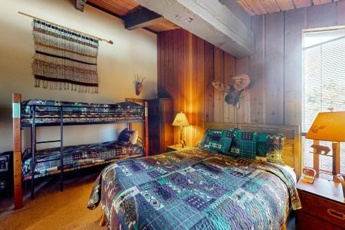 a bedroom with a bed and bunk beds in it at Mammoth Ski & Racquet Club #131 in Mammoth Lakes