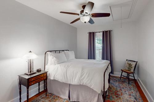 una camera con letto e ventilatore a soffitto di Madison Cottage a San Diego