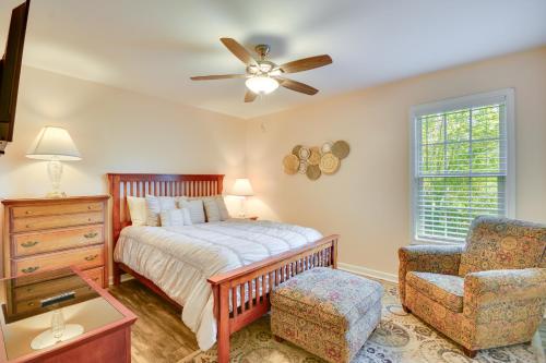 1 dormitorio con 1 cama, 1 silla y ventilador de techo en Central High Point Home Less Than 1 Mi to Downtown!, en High Point