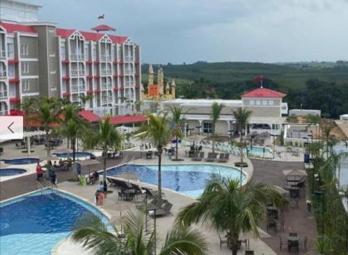 - une vue sur un complexe avec une piscine et des bâtiments dans l'établissement Thermas Resort Water Park, São Pedro , à São Pedro