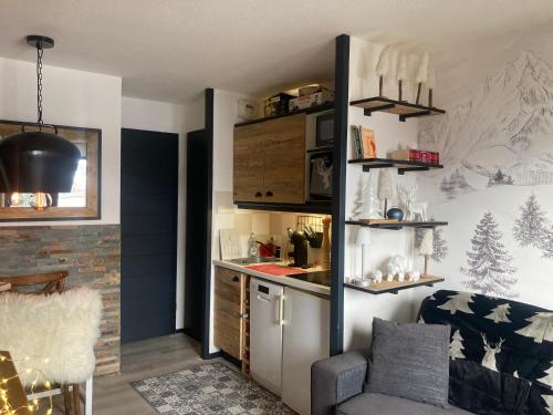 een woonkamer met een bank en een keuken bij Appartement de charme Avoriaz in Avoriaz