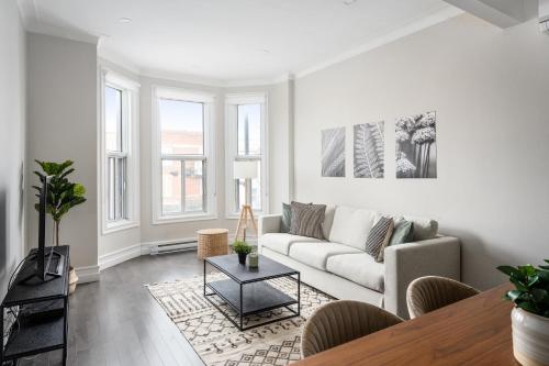 Plateau Prime Residence في مونتريال: غرفة معيشة مع أريكة وطاولة