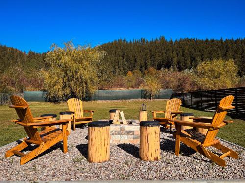 a group of chairs sitting around a fire pit at Munir Chalet in Câmpulung Moldovenesc
