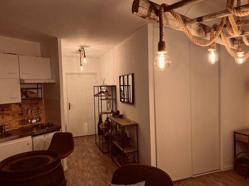 une cuisine avec une table et des chaises dans une pièce dans l'établissement Vinea urbana, à Dijon