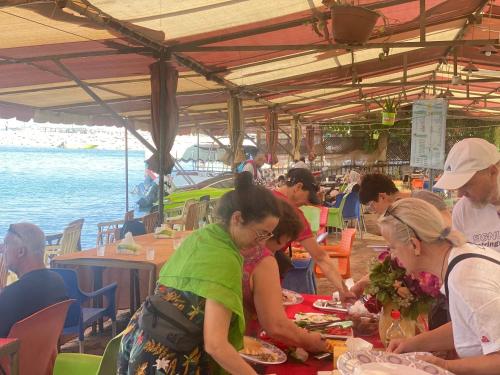 アカバにあるAl-Amer Chaletsの食卓に座って食べる人々
