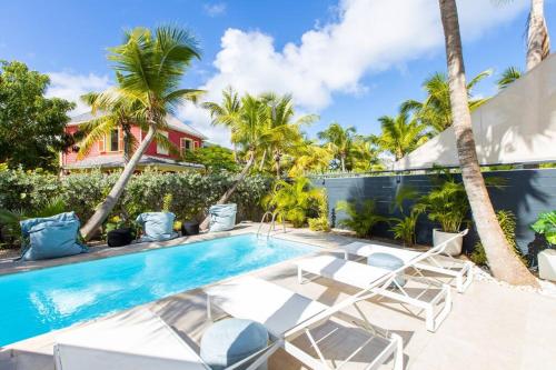 Bazén v ubytování Seagrape, new 3 bedroom townhouse, private pool nebo v jeho okolí