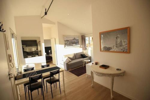 un salon avec un canapé et une table dans l'établissement Superbe Appartement Grande Terrasse vue Notre Dame, à Marseille