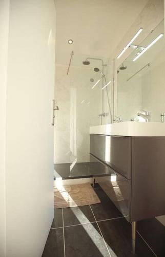 une salle de bain avec un lavabo et un miroir dans l'établissement Superbe Appartement Grande Terrasse vue Notre Dame, à Marseille