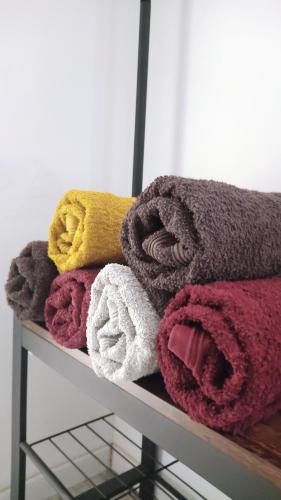 une pile de serviettes assises sur une étagère dans l'établissement Appartement - Parking - Wifi - 1 à 6 pers -, à Barsac