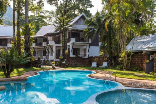 象島的住宿－Baansook Resort Koh Chang，房屋前有游泳池的房子