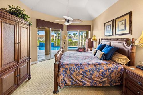 - une chambre avec un lit et une porte coulissante en verre dans l'établissement Tropical Paradise, à Marco Island