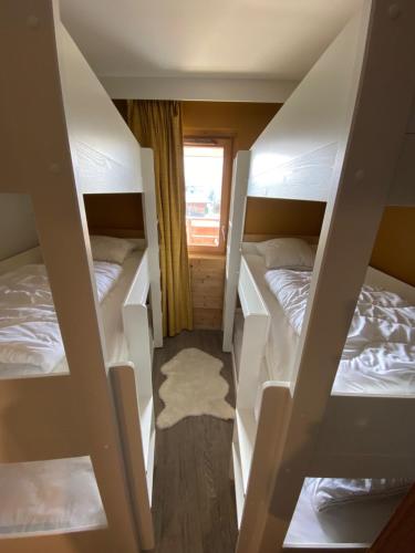 two bunk beds in a room with a window at BILLY AVORIAZ - Résidence ARIETIS - Appartem. 8 pers - 2 chambres in Morzine