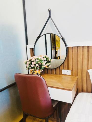 um quarto com uma secretária, um espelho e uma cadeira em TIDO Luxury Of TMS Resident em Quy Nhon