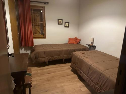 a hotel room with two beds and a window at SOLDEU- EXCLUSIVO APARTAMENTO 130 M2 HASTA 10 PERSONAS CON PRECIOSAS VISTAS A PISTAS DE SKi in Soldeu