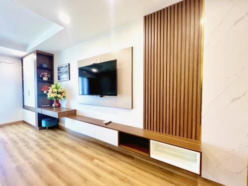 uma sala de estar com televisão na parede em TIDO Luxury Of TMS Resident em Quy Nhon