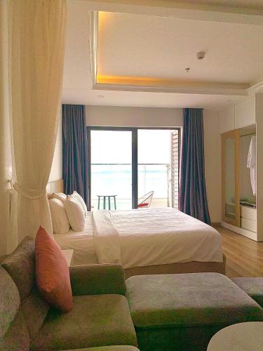 um quarto de hotel com uma cama e um sofá em TIDO Luxury Of TMS Resident em Quy Nhon
