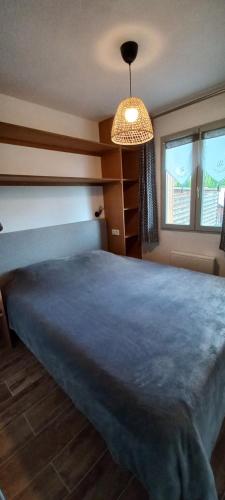 sypialnia z dużym niebieskim łóżkiem z jasnym w obiekcie Appartement Puy Saint Vincent 4 personnes w mieście Puy-Saint-Vincent