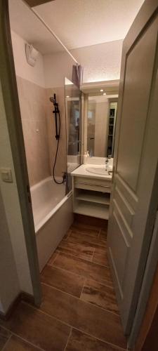 W łazience znajduje się wanna, umywalka i wanna. w obiekcie Appartement Puy Saint Vincent 4 personnes w mieście Puy-Saint-Vincent