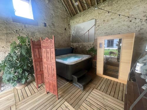 baño grande con bañera y planta en Le Clos de L'Olivier 
