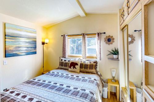 een slaapkamer met een bed en een raam bij The Ocean Pearl in Carpenterville
