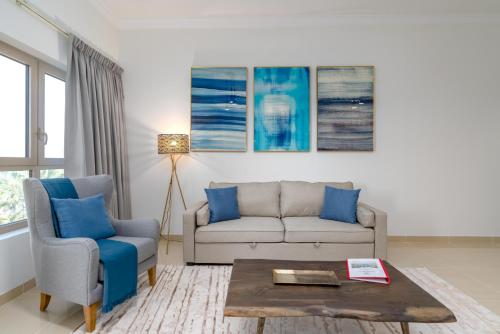 Χώρος καθιστικού στο Amazing BeachFront Apartments near Atlantis Waterpark by Simply Comfort Sarai Palm Jumeirah
