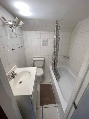 a bathroom with a sink and a tub and a toilet at 1740 Le Cocon Limoilou Hôpital Enfant-Jésus in Quebec City