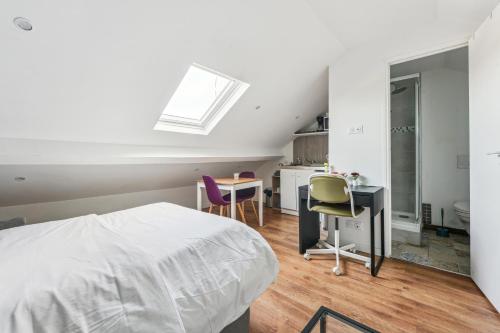 une chambre avec un lit, une table et des chaises dans l'établissement Budget appart avec parking au centre-ville, à Charleville-Mézières