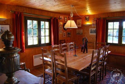 ein Esszimmer mit einem Holztisch und Stühlen in der Unterkunft Les Castors in Villard-de-Lans