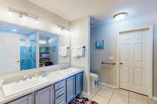 a bathroom with two sinks and a large mirror at Pretty in Perdido Key in Perdido Key