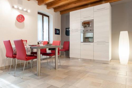 une salle à manger avec une table et des chaises rouges dans l'établissement Appartamento San Martino, à Vérone