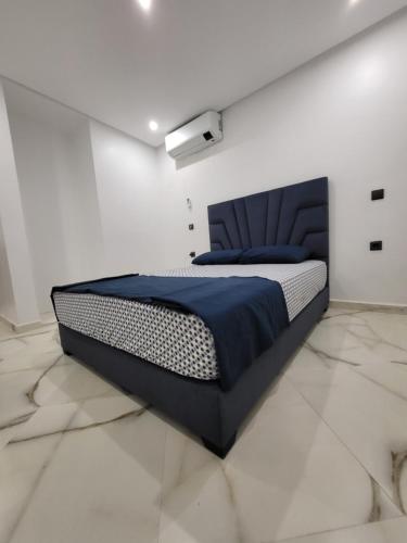 マラケシュにあるMagnifique appartement duplex à 5min de l'aéroport de Marrakechの白い部屋にあるベッドのある寝室