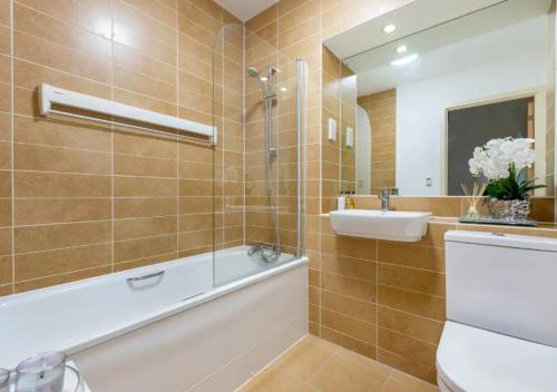 bagno con vasca e lavandino di Amazing 2 Bedroom Apartment At UES a New York